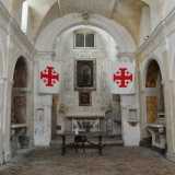 La chiesa, formata da una sola navata, � sede degli incontri dei cavalieri di Malta, come testimoniano le bandiere con la croce rossa su sfondo bianco